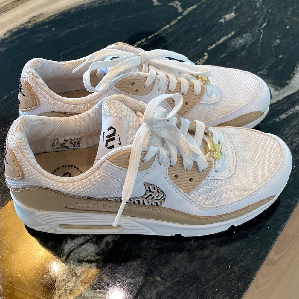 LIKE NEW NIKE AIR MAX SHOES